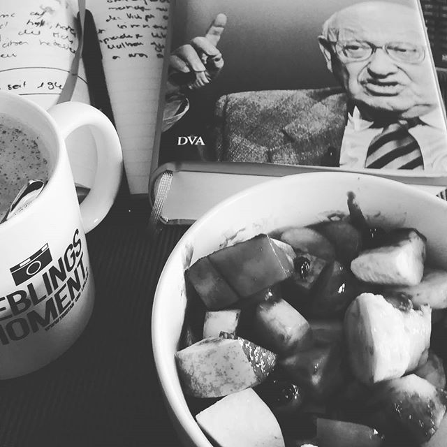 Nach dem Laufen jetzt Obstsalat, Kaffee und Buch. Später Blogarbeit und was macht ihr so?