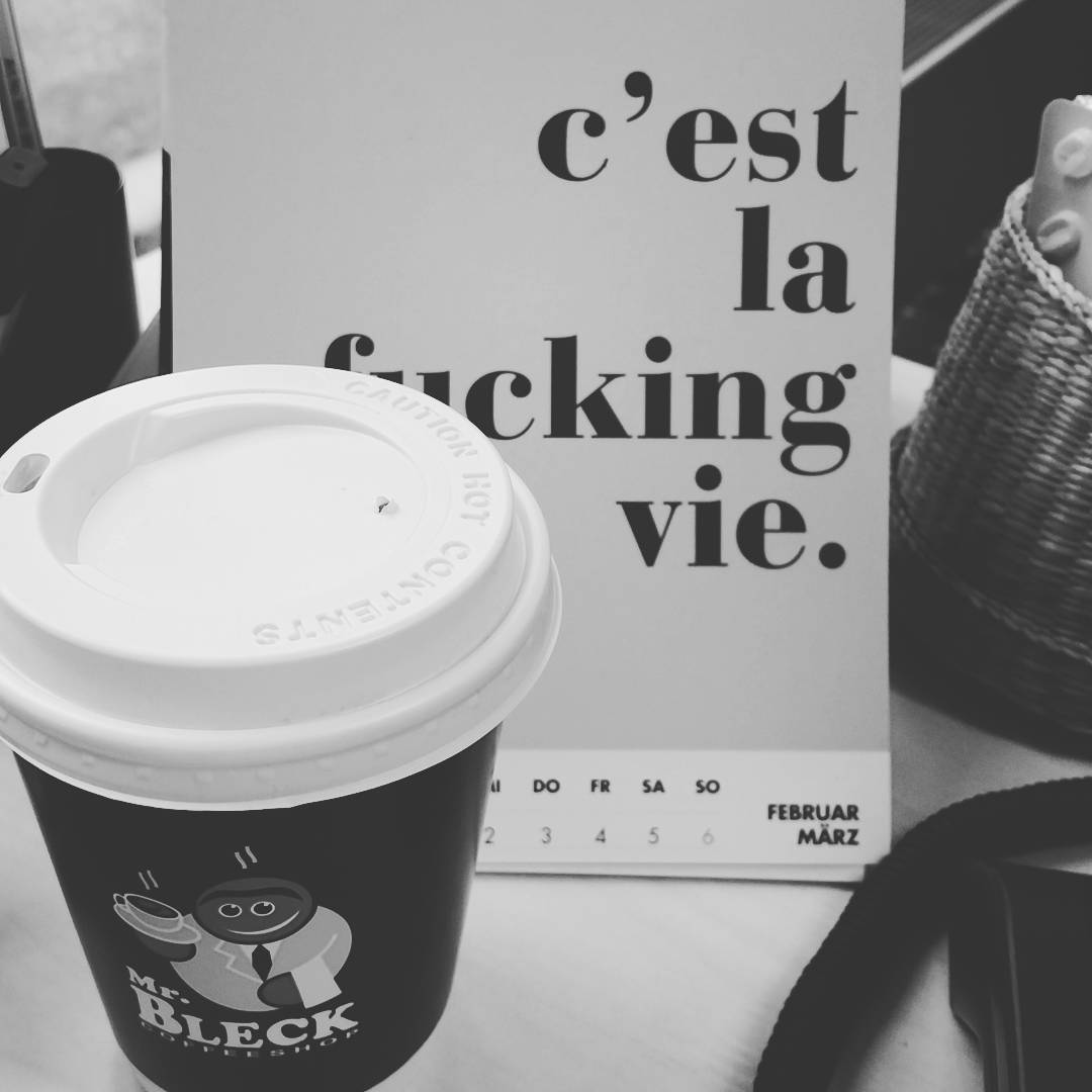 Kaffee und mein einer meiner liebsten #visualstatements zum Wochenstart #tischkalender #statement #kaffee @visualstatementsgermany